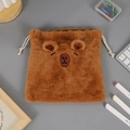 Vista dettagliata della borsa di peluche marrone con coulisse e ricamo di un orsetto - Stile Occhi Goffi