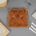Dettaglio borsa con coulisse in peluche Capybara con pelliccia sintetica e ricami - Stile Arrossendo