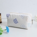 Dettaglio della borsa cosmetica in velluto a coste con orsetti e chiusura a cerniera - Bianco