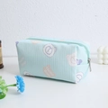 Dettaglio della borsa cosmetica in velluto a coste verde menta con motivi di orsetti - Blu