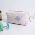 Dettaglio della borsa trucco in velluto a coste rosa con stampa Hello Bear e zip in metallo - Rosa