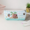 Detalle del estuche Capibara verde menta con estampado de cuadros e ilustraciones de dibujos - Verde