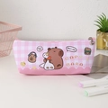Vista detallada del estuche de Capibara de cuadros rosa con dibujos lindos y cierre de metal - Rosa