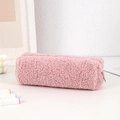 Dettaglio dell'astuccio in pile sherpa rosa con texture morbida e cerniera in metallo - Rosa