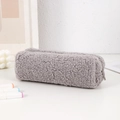 Dettaglio dell'astuccio grigio in peluche con spesso pile teddy e cerniera metallica - Grigio