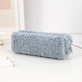 Dettaglio dell'astuccio in morbido peluche blu nebbia con cerniera in metallo liscia - Blu