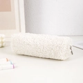 Dettaglio dell'astuccio in morbido peluche bianco con cerniera in metallo argentato - Bianco