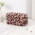 Nahaufnahme der rosa Plüschtasche mit Leopardenmuster, weichem Kunstfell und Reißverschluss - Rosa
