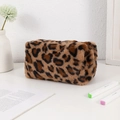 Detail der Leopard Plüschtasche zeigt die weiche Textur und das geräumige Innenfach - Kaffeebraun