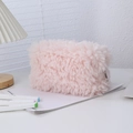 Nahaufnahme der rosa Plüschtasche mit weichem Kunstfell und silbernem Metallreißverschluss - Rosa