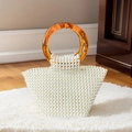 Elegante weiße Perlenhandtasche mit Bernstein-Acrylgriffen für Abendanlässe - Weiß (Bernsteingriff)