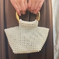 Handgefertigte Perlen-Handtasche mit natürlichem Bambusgriff in Vintage-Cremeweiß - Weiß (Bambusgriff)
