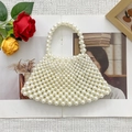 Elegante handgefertigte fächerförmige Handtasche aus Perlen in Cremeweiß - Weiß