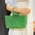 Bolso de cuentas verde esmeralda hecho a mano con anillos acrílicos y diseño trenzado - Verde