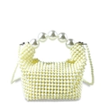 Detalle del bolso de perlas blancas tejido a mano con asa grande de perlas y cierre metálico - Blanco lechoso