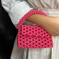 Bolso de mano hecho a mano en cuentas acrílicas fucsia con patrón geométrico retro - Rosa Rojo