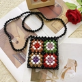 Mini borsa a tracolla fatta a mano in perline nere con motivi floreali colorati e tracolla lunga - Multicolore