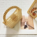 Handgefertigte goldene Perlen-Eimertasche mit hohlem zylindrischem Webmuster für den Abend - Gold Zylindrischer Hohler Stil / Gold
