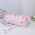 Dettaglio dell'astuccio rosa floreale con motivo a coniglio e cerniera in metallo argento - Rosa