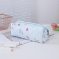 Primo piano dell'astuccio azzurro StellaLou con trama a rilievo e dettagli floreali - Blu