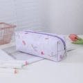 Dettaglio dell'astuccio StellaLou trapuntato color lavanda con cerniera in metallo lucido - Viola