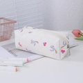 Dettaglio dell'astuccio bianco con stampa di coniglio viola e ricamo Smile chic - Bianco