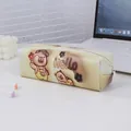 Detalle del estuche Capybara crema con estampado de osos y cierre de cremallera superior - Amarillo