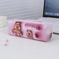 Vista detallada del estuche de Capibara rosa con lindo dibujo animado en escritorio - Rosa
