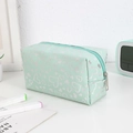 Detalle de neceser verde menta con estampado de corazones, cremallera de calidad y piel PU - Verde