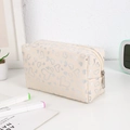 Detalle de neceser de cuero beige con estampado de corazones plateados y cremallera - Beige