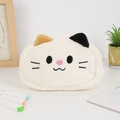Detailopname van schattige pluche kattenetui met fijn borduurwerk en kattenoren design - Beige