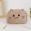 Detail van de schattige pluche kattenpennenetui met borduurwerk en soepele ritssluiting - koffiekleur