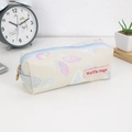 Detail van etui met vlinderreliëf, merklabel en ritssluiting bovenaan de tas - Lichte Vlinderprint