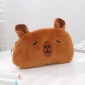 Trousse Capybara en peluche détaillée avec fourrure brune dense et broderie soignée - Yeux maladroits