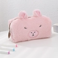 Détail de la trousse rose en peluche Capybara avec texture douce et broderie mignonne - Rose