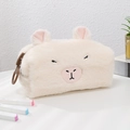 Détail du sac à papeterie capybara en peluche avec oreilles roses et crochet marron - Beige