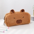 Détail de la trousse en peluche Capybara avec texture douce et visage brodé - Marron