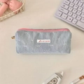 Detail von hellblauer Jeans-Federtasche mit rosa Reißverschlüssen und Webetikett - Denim Hellblau