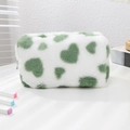 Dettaglio della borsa in peluche con motivi a cuore verde e consistenza morbida - Cuore Verde