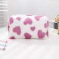 Dettaglio della trousse in morbido peluche bianco con motivi a cuore viola e cerniera - Cuore Viola