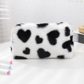 Dettaglio ravvicinato della borsa in peluche con cuori e morbida pelliccia ecologica - Cuore Nero