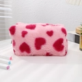 Dettaglio della borsa in peluche rosa con cuori rossi e chiusura a cerniera in metallo - Cuore Rosa