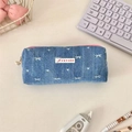 Detailansicht eines blauen Denim-Federmäppchens mit Herzmuster und rosa Reißverschluss - Dunkelblau Denim
