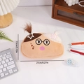 Detail van een schattig pluche etui met borduurwerk en stervormige haarspelden - Wit Haar Stijl