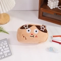 Detailopname van pluchen etui met ster-haarclips en geborduurd cartoon gezichtje - Getrokken Lippen Stijl