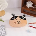 Pluchen pennenzak met schattig cartoon gezicht en 3D vlechtjes op een bureau - Zwart Haar Stijl