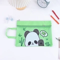 Dettaglio della borsa panda verde chiaro con doppia cerniera e comoda maniglia laterale - Panda di Bambù