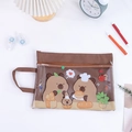 Dettaglio della borsa di cancelleria Capybara a doppio strato con maniglia e finestra in PVC - Capibara Pane
