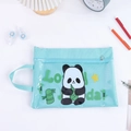 Dettaglio della cartella a rete con panda dotato di cerniera e maniglia laterale - Panda che mangia germogli di bambù