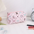 Detailopname van roze gewatteerd etui met schaap- en beermotieven en stevige ritssluiting - Roze